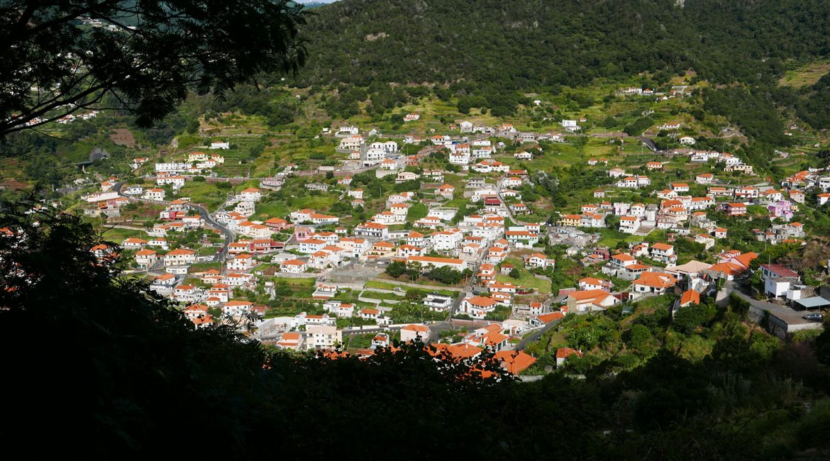 Ein Dorf in der Ferne