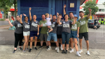 Das Team von INTENSE steht vor dem selbstgebauten Little Home beim Weltrekordversuch am 13.08.22.