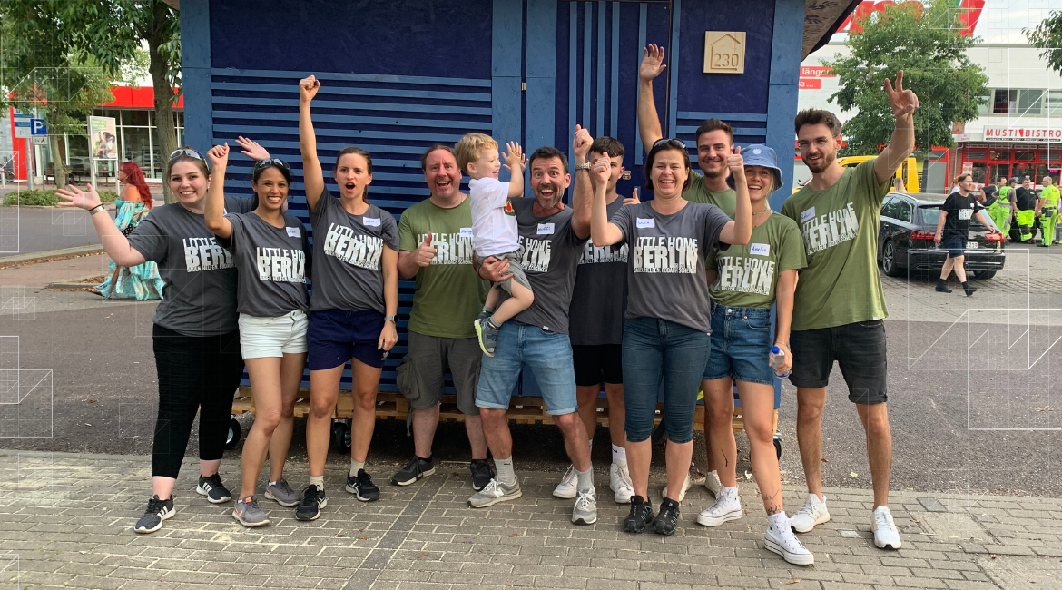 Das Team von INTENSE steht vor dem selbstgebauten Little Home beim Weltrekordversuch am 13.08.22.