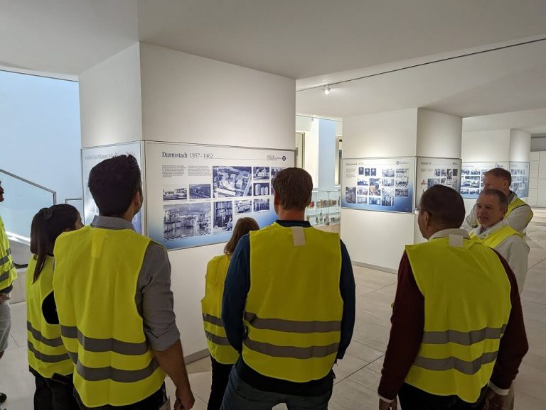Das Team des Forschungsprojektes CS4I während der Führung durch den Firmensitz von Döhler in Darmstadt.