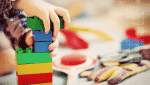 Kind spielt mit Lego